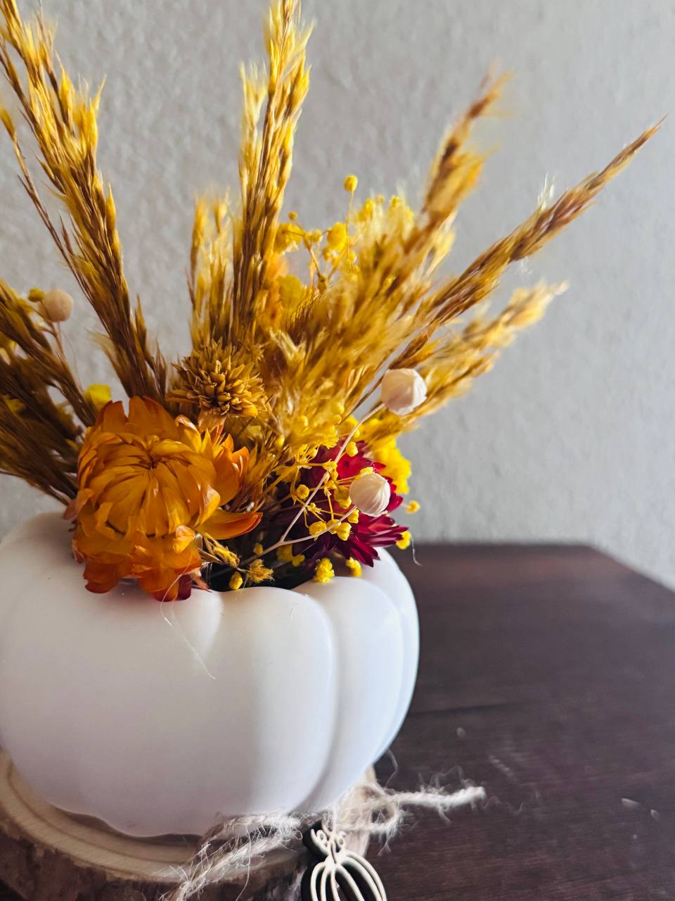 Kürbis mit Trockenblumen