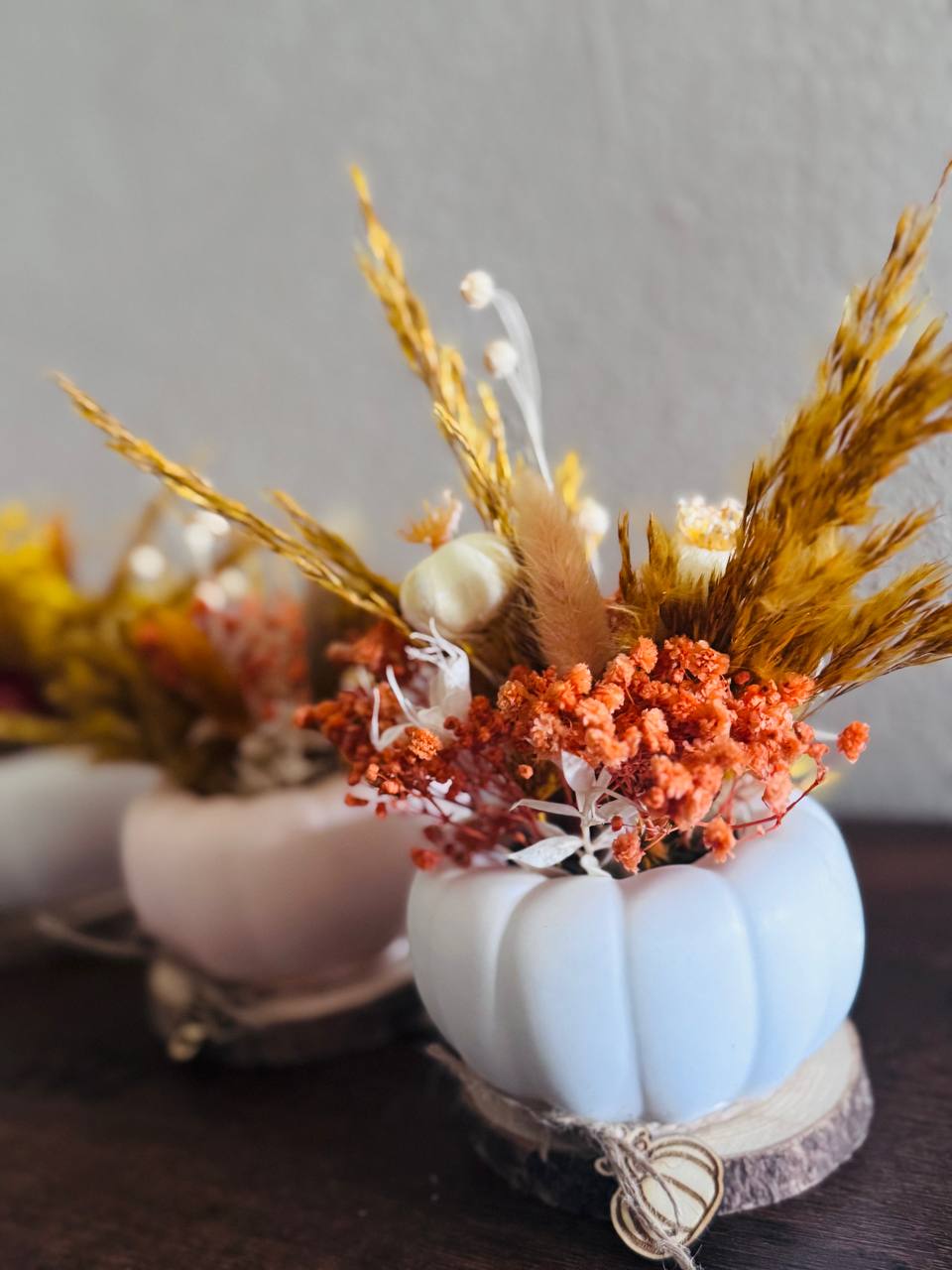 Kürbis mit Trockenblumen