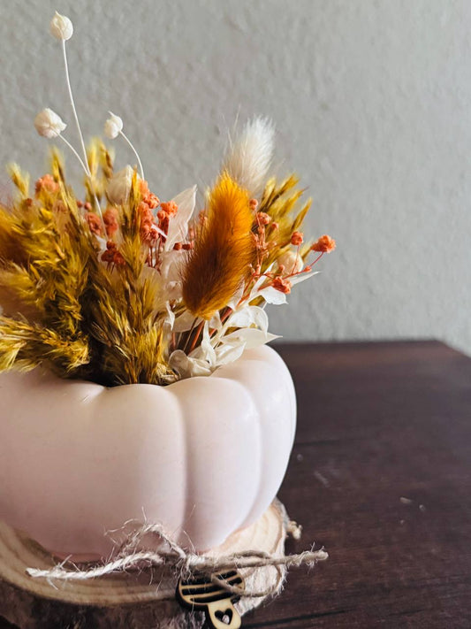 Kürbis mit Trockenblumen