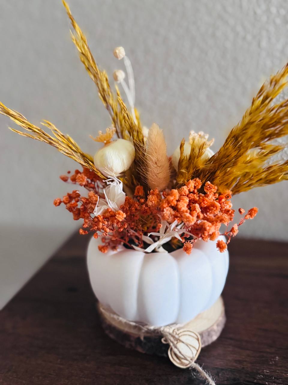 Kürbis mit Trockenblumen
