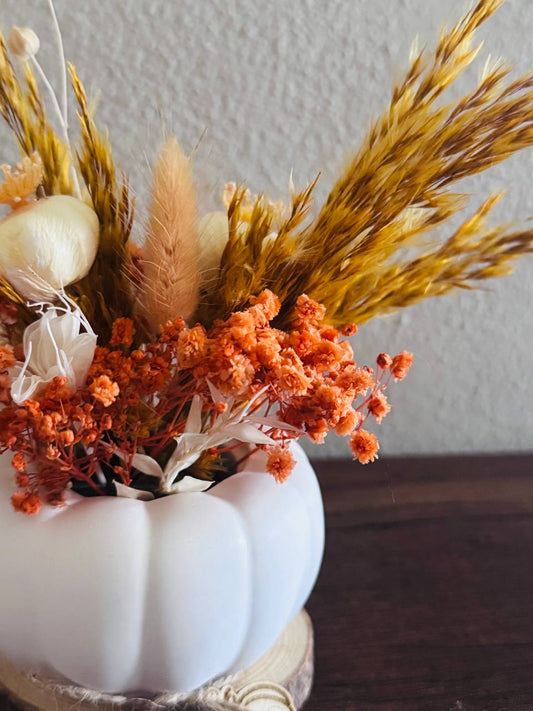Kürbis mit Trockenblumen