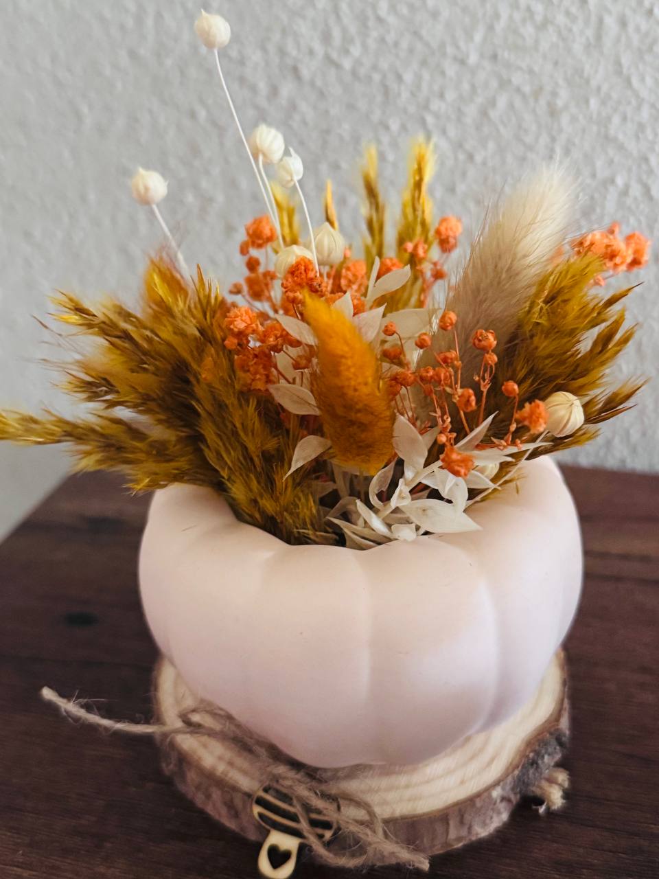 Kürbis mit Trockenblumen