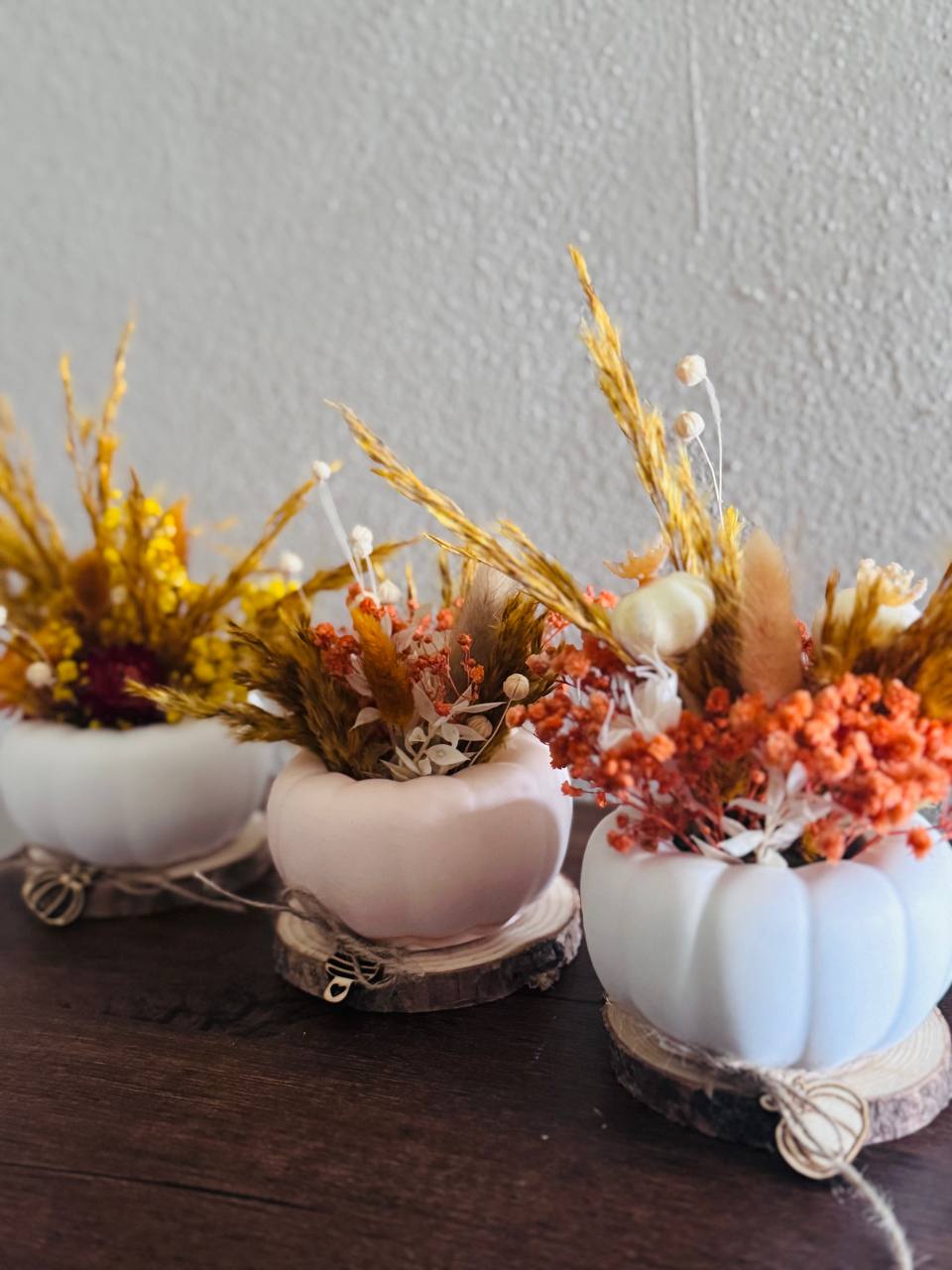 Kürbis mit Trockenblumen